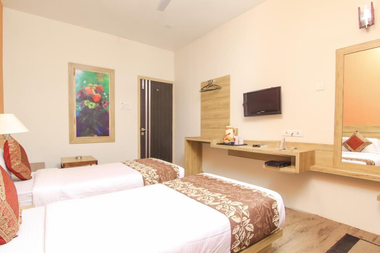 Hotel R B International Βαρανάσι Εξωτερικό φωτογραφία