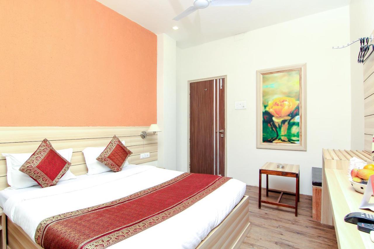 Hotel R B International Βαρανάσι Εξωτερικό φωτογραφία
